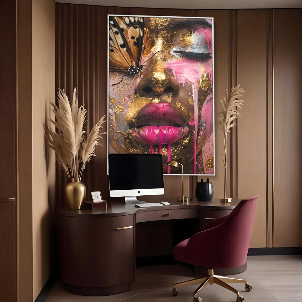Tablou canvas cu tablou canvas cu portret artistic de femeie, in rama de aluminiu argintiu, pe perete intr-un birou